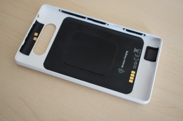 Nokia Lumia 820 - kryt s bezdrátovým dobíjením
